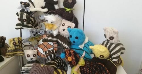 Читалище в Сливенско продава ръчно плетени играчки, за да обнови костюмите на танцовия си състав