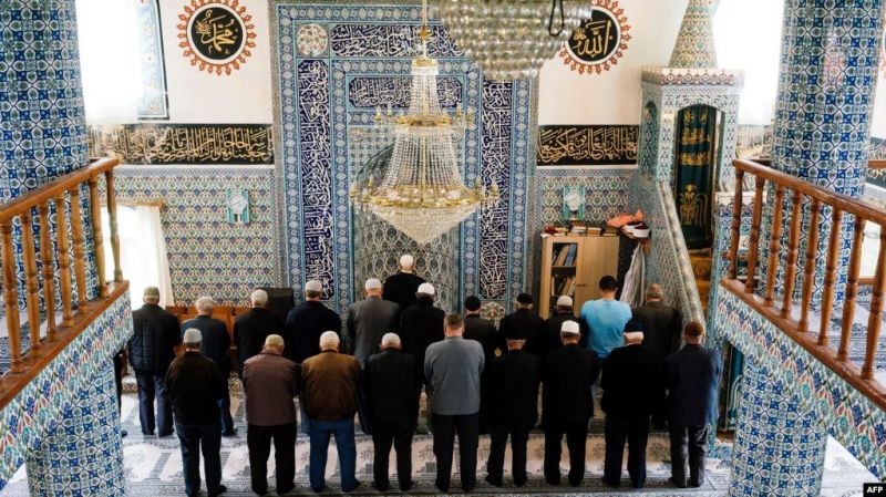 Мюсюлмани по време на молитва в джамия