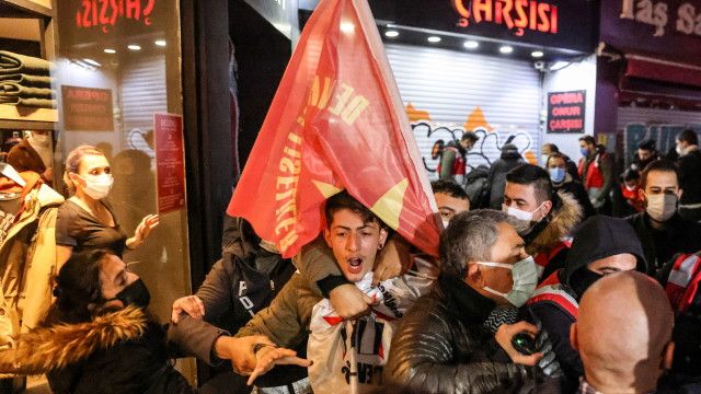 Протести и сблъсъци с полицията в Турция заради срива на лирата