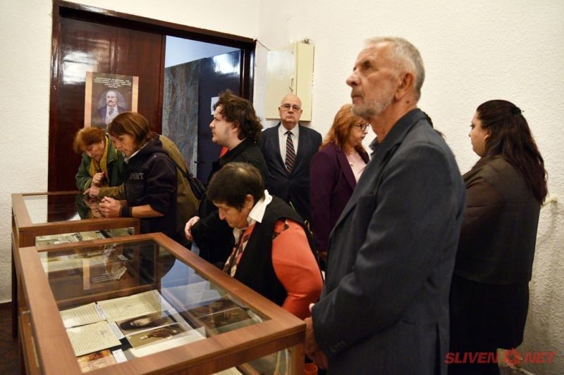 В РБ „Сава Доброплодни“-Сливен бе открита документалната изложба посветена на 200г. от рождението на Добри Чинтулов