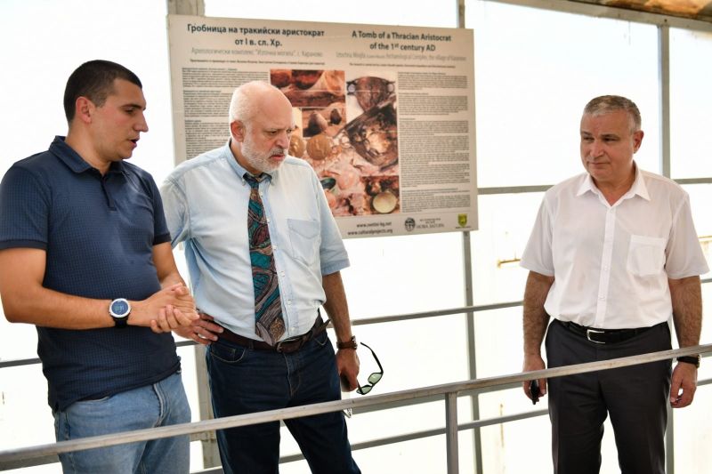 Министърът на културата проф. Велислав Минеков посети могилата край новозагорското село Караново