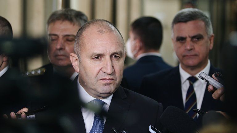 Радев: Търсим варианти, за да не спират доставките на петрол и храни