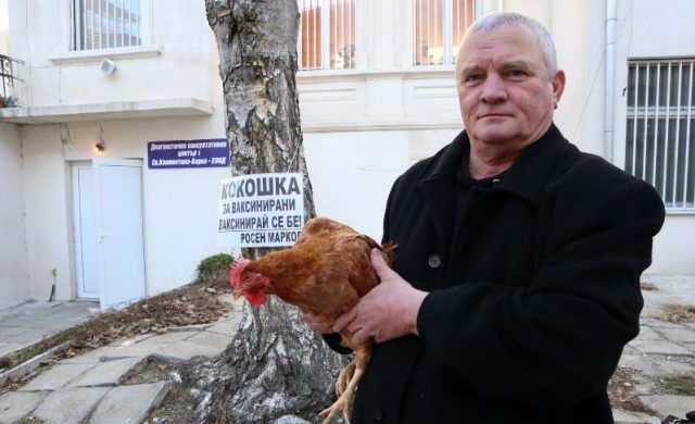 Мъж подарява кокошка на всеки, който се ваксинира