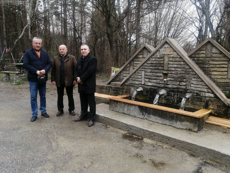 Служители от Държавното горско стопанство в Сливен засадиха дръвчета по пътя Сливен - Бяла