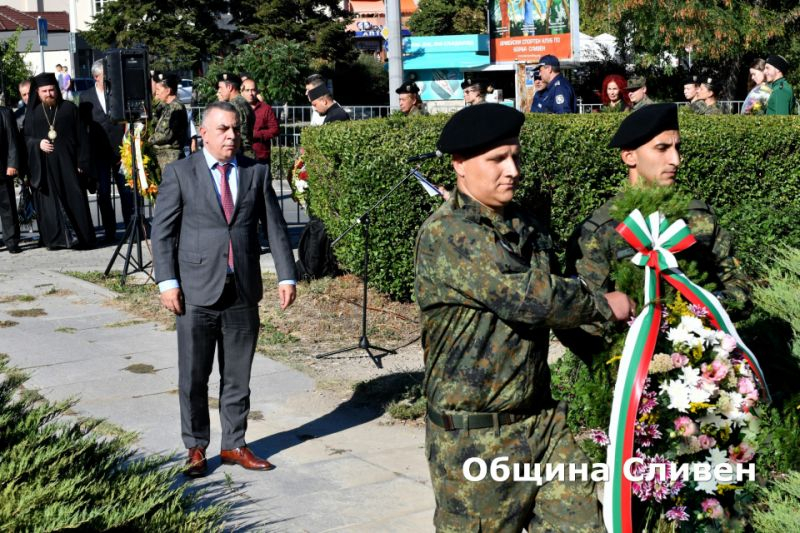 kmetyt-stefan-radev-pozdravyava-voennosluzheshtite-obshtina-sliven-praznika-6-may-960x640.jpg