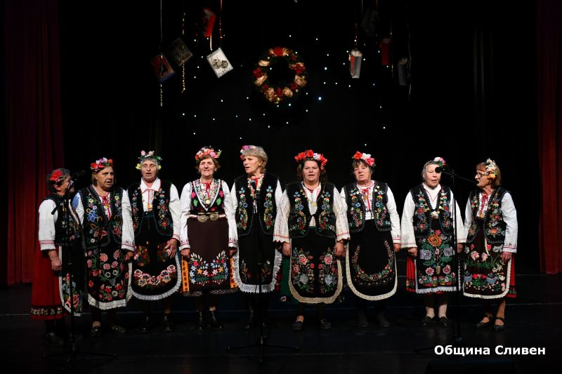 С кулинарна изложба и концерт читалищата поздравиха сливналии за Коледа