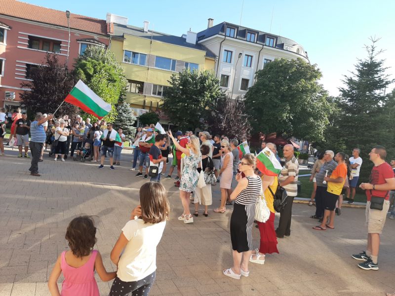 Стотина се включиха в третия антиправителствен протест в Сливен