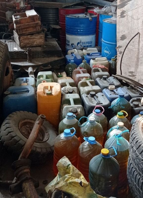 Иззеха големи количества нелегален алкохол и гориво в частни имоти в Сливенско