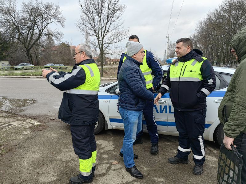 Кметът Стефан Радев посети на място пътния инцидент с автобуса в Желю войвода