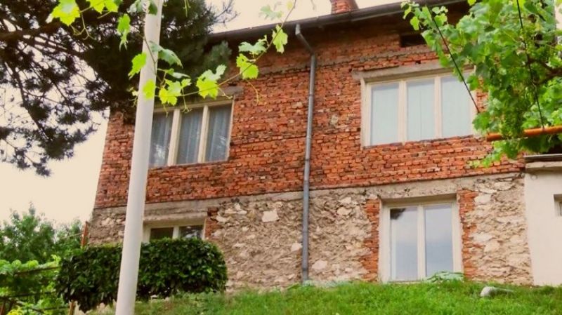 Пребиха баба за 13 лева и бутилка вино