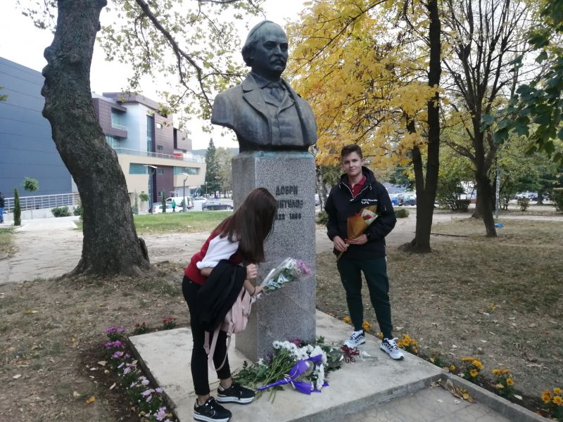 Както преди 100 години: Сливен чества учителя Чинтулов с факелно шествие