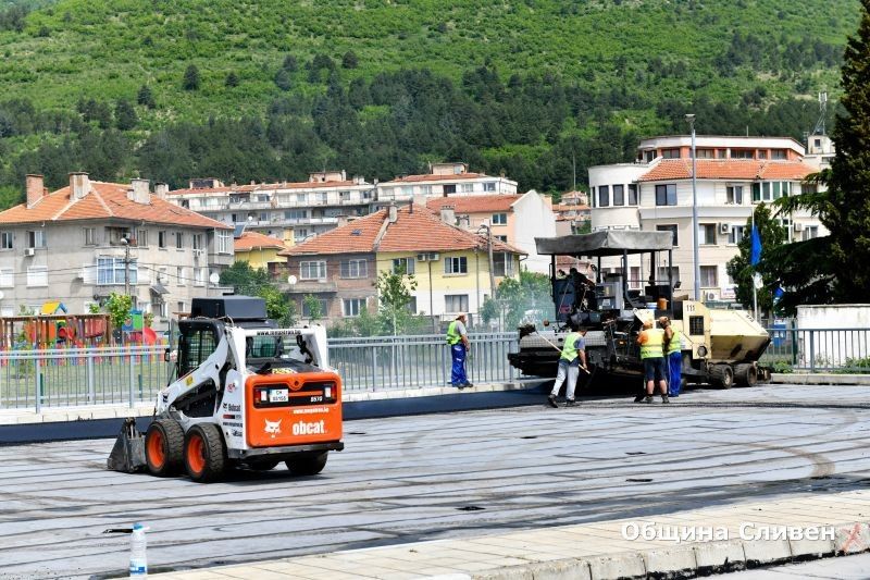 Тече заключителният етап от завършването на паркинга над река Асеновска