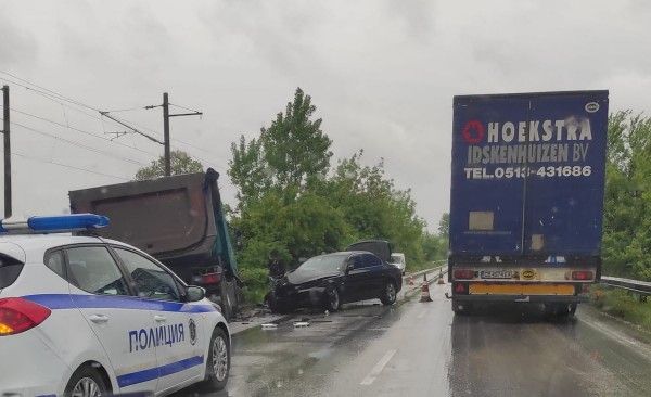 Кола от кортежа на Радев катастрофира в Пловдив, има пострадали