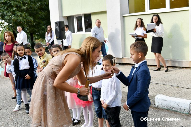 Кметът Стефан Радев откри новата учебна година в ОУ „Панайот Хитов“ в Сливен