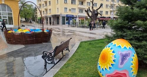 великденски яйца, изрисувани от ученици от художествената гимназия, отново са част от празничната украса в Сливен