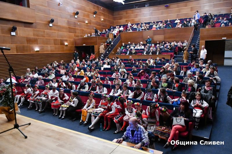 Тържествен концерт за Деня на народните будители събра самодейци и хорови състави от Сливен