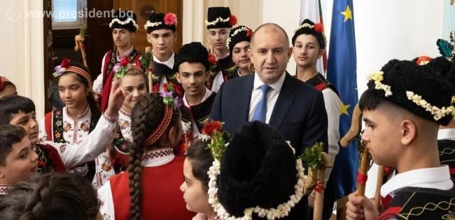 Президентът Радев прие на „Дондуков” 2 деца сурвакари от Сливен по случай Василица