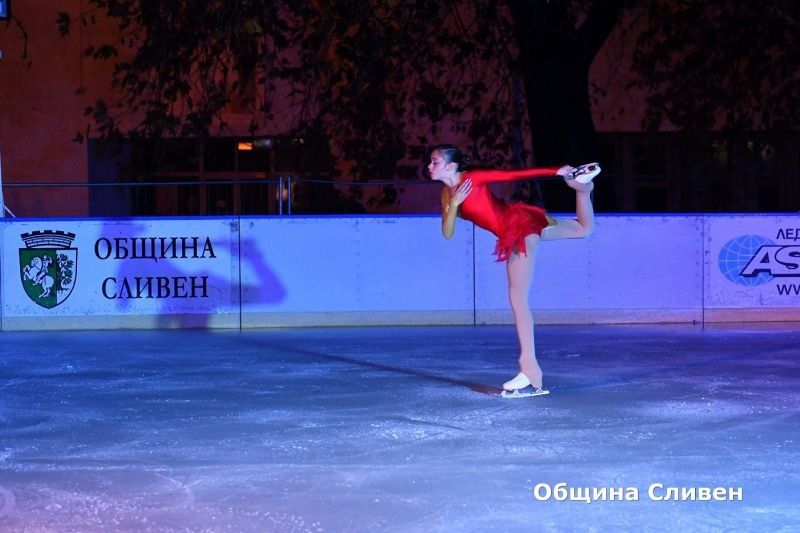 С шоу на леда бе открита зимната пързалка в Сливен