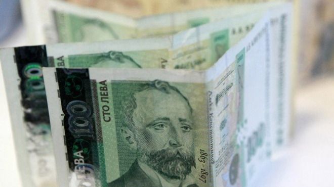 Държавна фирма раздала по 1 700 лв. бонуси - от чистачката до ръководителите