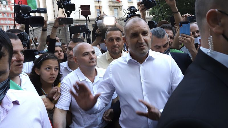 Радев насърчи протестите с ново 'Мутри, вън!'