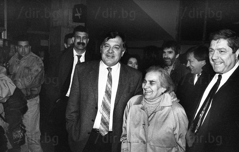 Иван Славков с майка си. Зад гърба на Славков - тенисистът Петър Михнев / Снимка: Иван Григоров