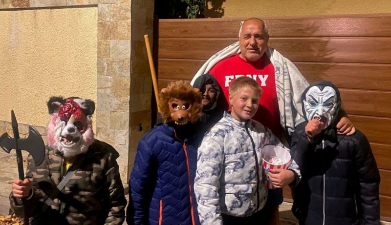 Борисов раздаде бонбони за Хелоуин на децата в Банкя