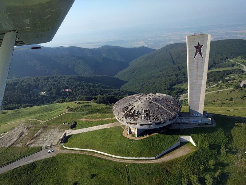 Чинията на Бузлуджа не спира да привлича света