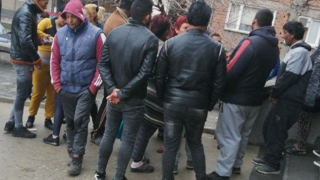 Десетки роми са се събрали пред болницата в Асеновград след вестта за смъртта на 3-годишно дете. Снимки: 'Марица'