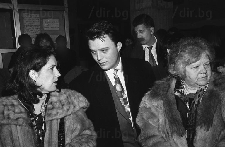 Жени Живкова, със съпруга си и свекърва си, в съдебната зала / Снимка: Иван Григоров
