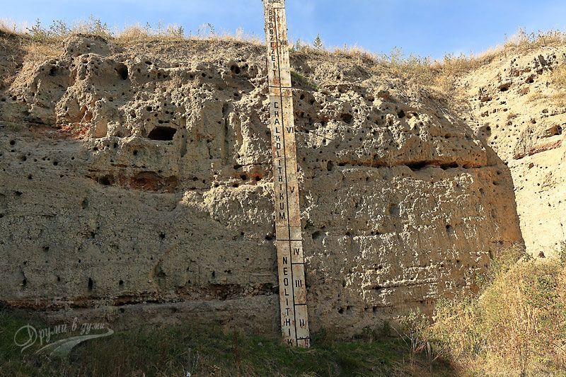 Стоманена конструкция защитава Източната могила край новозагорското село Караново