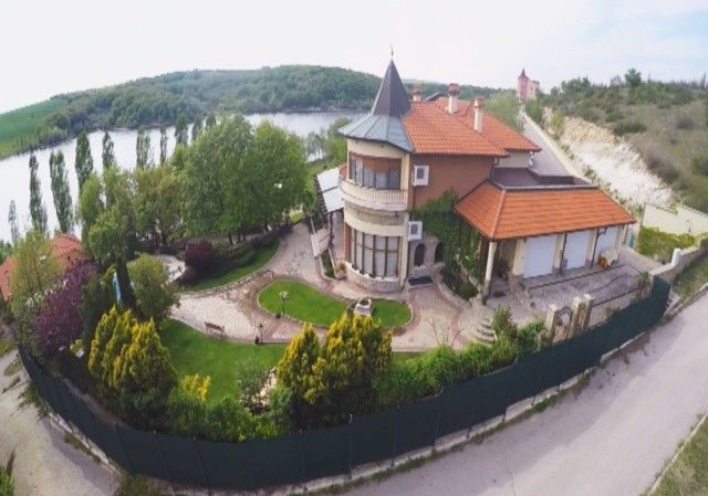 Имотът, заснет от птичи поглед