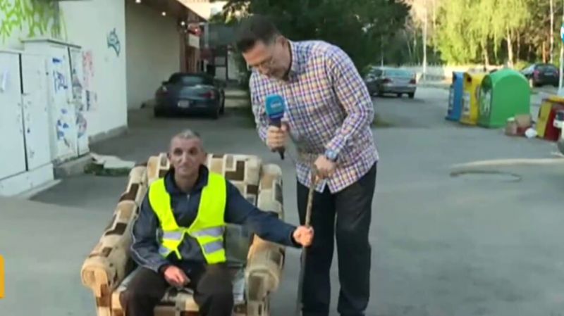 Доброволец охранява опасна шахта, за да предпазва шофьорите