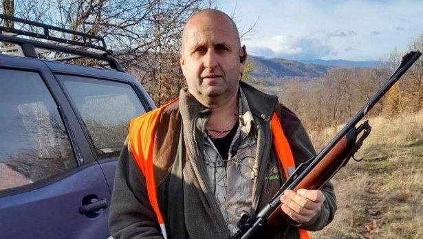 Двойник на Румен Радев охранява Троянския манастир