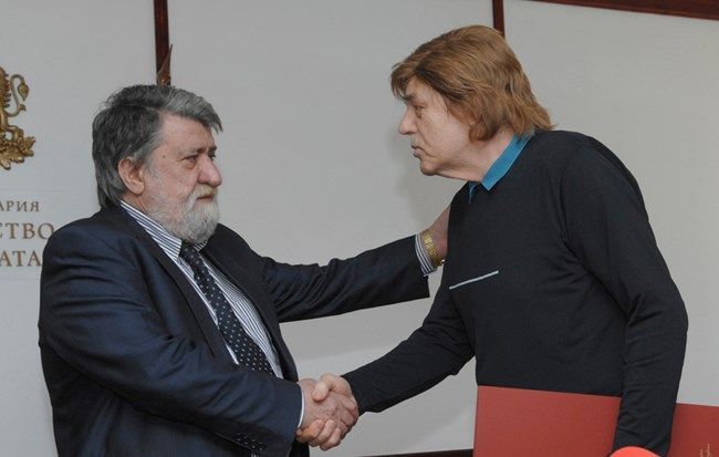 Награждава Борислав Грънчаров. Като министър на културата Вежди Рашидов се бореше всички хора на духа да се чувстват оценени 