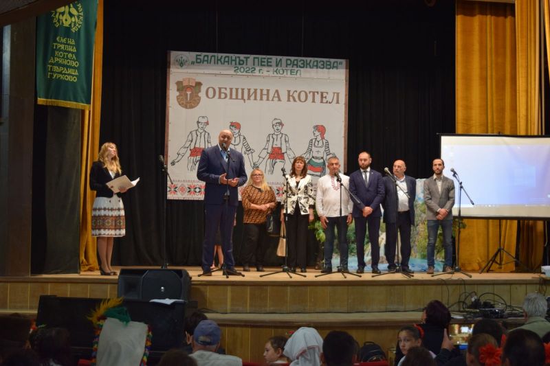 Близо 300 участника показаха багрите на българския фолклор по време на празника „Балканът пее и разказва“ в Котел