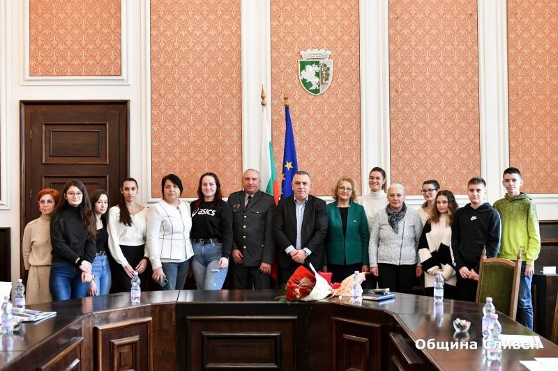 Кметът Стефан Радев връчи наградите на отличените участници в конкурса за есе, посветен на доброволчеството