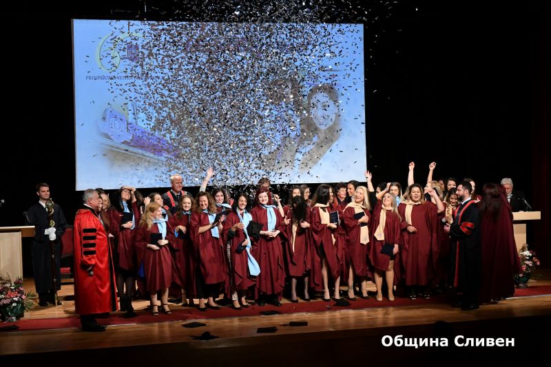 Сливенският филиал към МУ – Варна изпрати шестия си випуск медицински сестри и акушерки