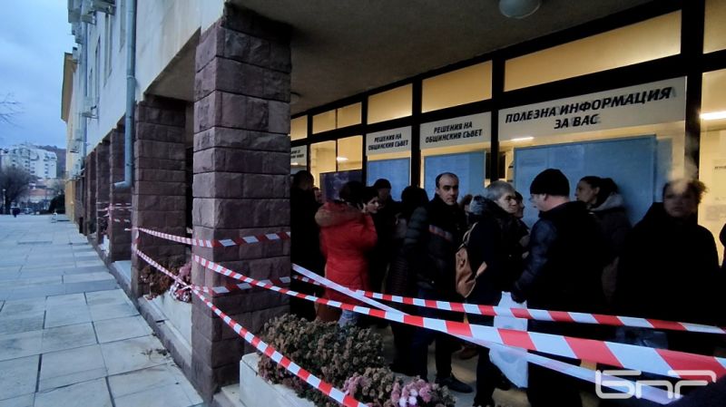24-часова опашка пред Община Сливен за програмата за саниране