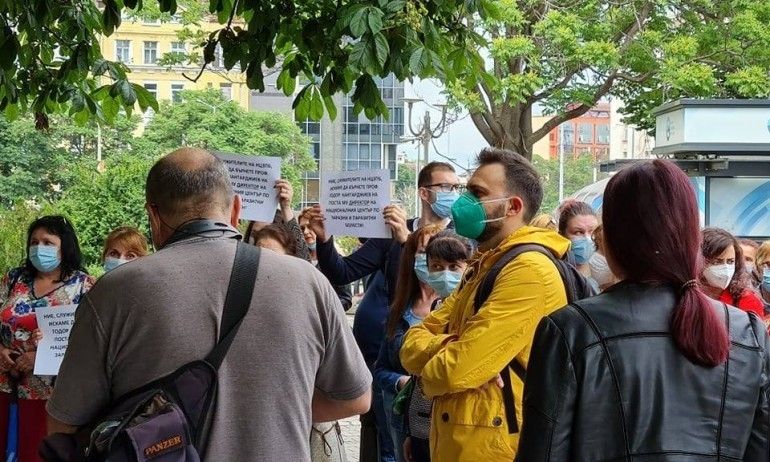 Колеги на пенсионирания проф. Кантарджиев протестират в негова защита