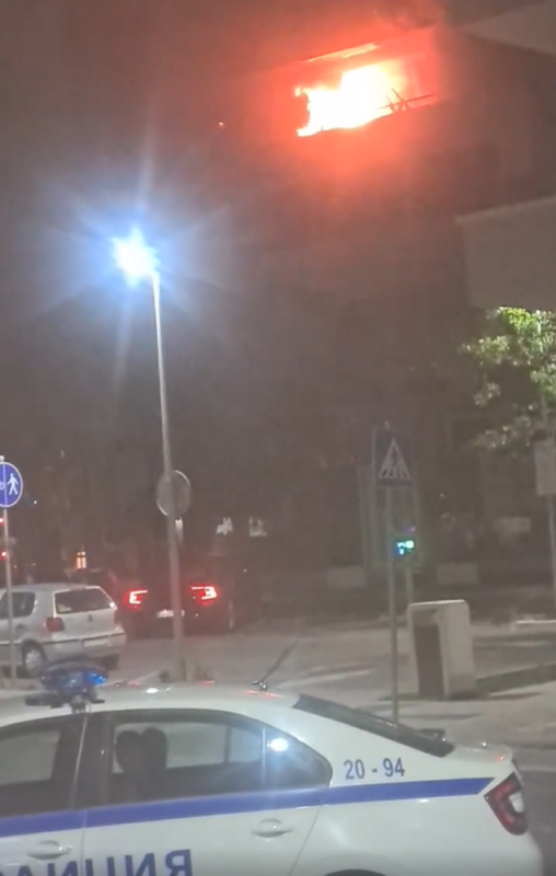 Пожар горя в жилищен блок в Сливен 