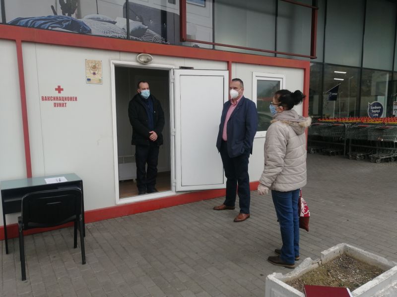 Над 300 души посетиха мобилния ваксинационен кабинет пред „Била“