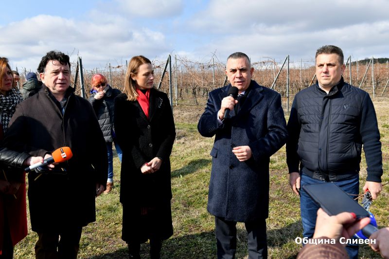 Кметът Стефан Радев пожела благодатна година за лозарите и винопроизводителите