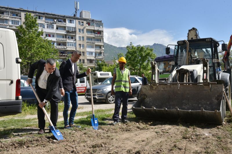 Започна благоустрояването на междублокови пространства в квартал „Сини камъни“