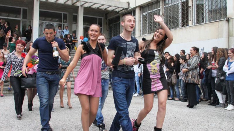 Зрелостници пишат на премиера, искат изпращане без бал