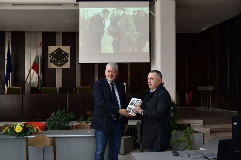 В зала „Май“ беше представена книгата, посветена на родения в Сливен легендарен кмет на София– инж. Иван Иванов