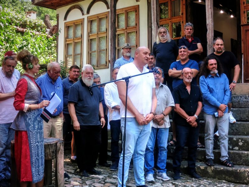 Руси Куртлаков и кметът Коста Каранашев откриха впечатляваща изложба в галерия „Христо Тодоров“ в Жеравна