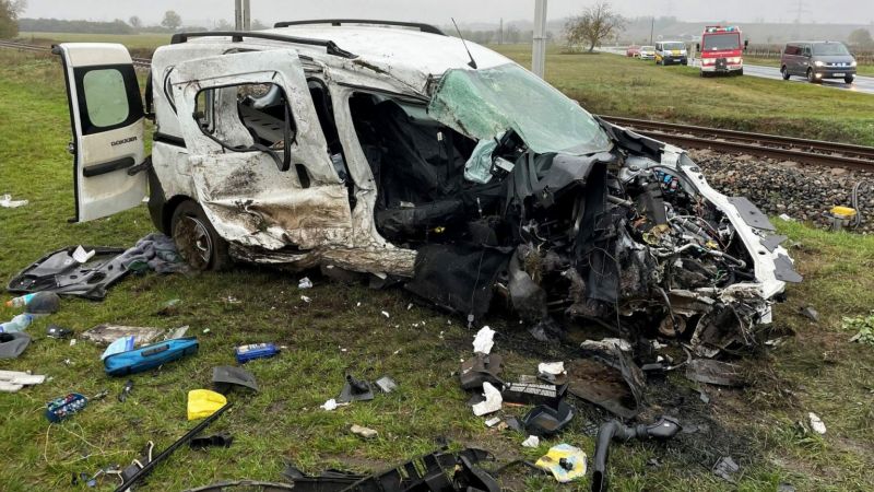 Влак помете българска кола в Австрия. Има загинал и трима ранени