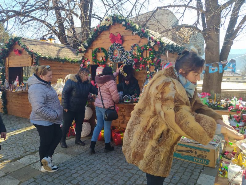 площад „Възраждане“ в Котел се подготвя да посрещне своите гости тази вечер.
