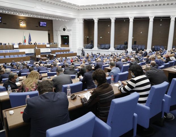 Изгониха депутат от пленарната зала, отказал да сложи маска