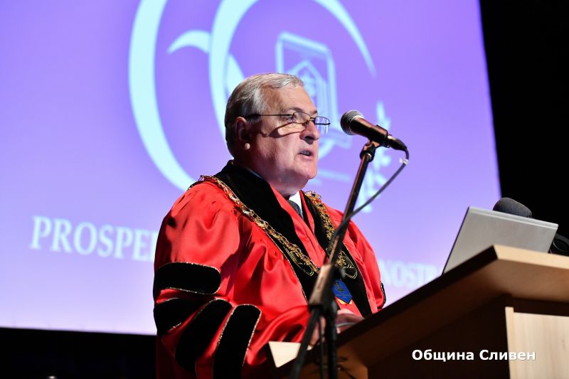 Сливенският филиал към МУ – Варна изпрати шестия си випуск медицински сестри и акушерки